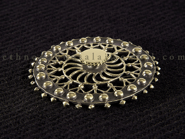 Kiauraraštė segė su antropomorfiniu motyvu. Pagal radinį iš Lazdininkų, Kretingos raj. IIIa. 2